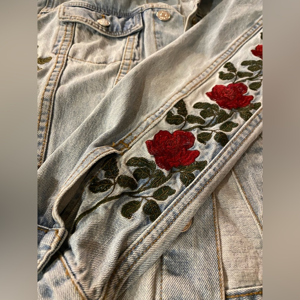Pacsun Rose Embroidered light wash denim jacket Size Small S